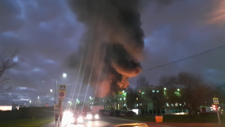 Пожар 10 ноября в ангаре на сервере Москвы
